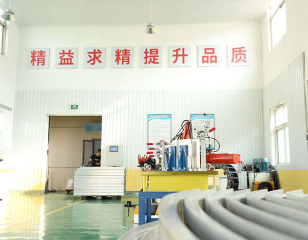 裝飾材料中的北京鋁方通拉彎工藝的好處是產(chǎn)品比較美觀，同時(shí)拉彎后也不會(huì)有凹陷、鼓泡等問題！