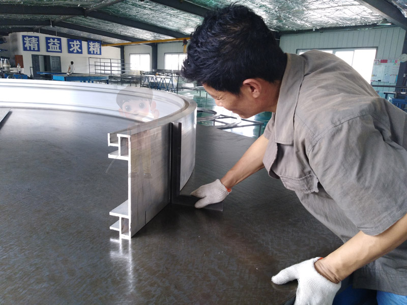 鋁包木型材拉彎在家具設計中的應用：創造個性化、環保的家居解決方案